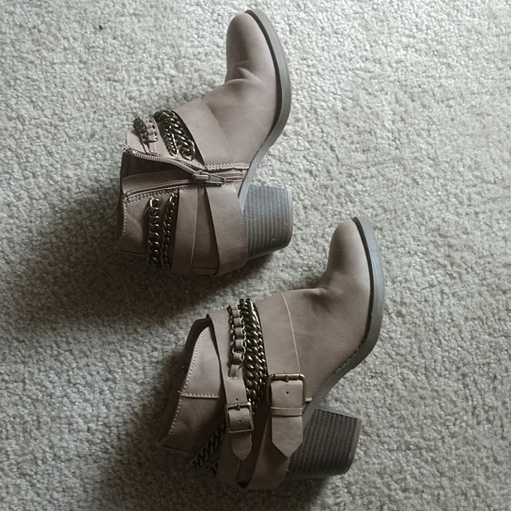 Heeled boots
